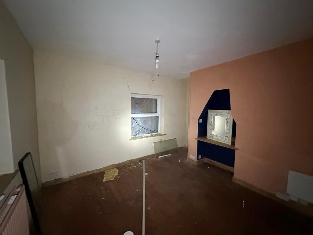 Lot: 40 - THREE-BEDROOM DETACHED HOUSE FOR REPAIR - Bedroom one on ground floor
